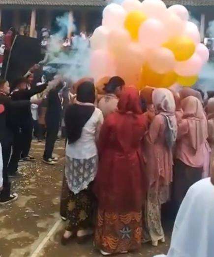Acara perpisahan sekolah berakhir runyam.