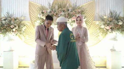 Sudah pose buat video estetik, endingnya ambyar.