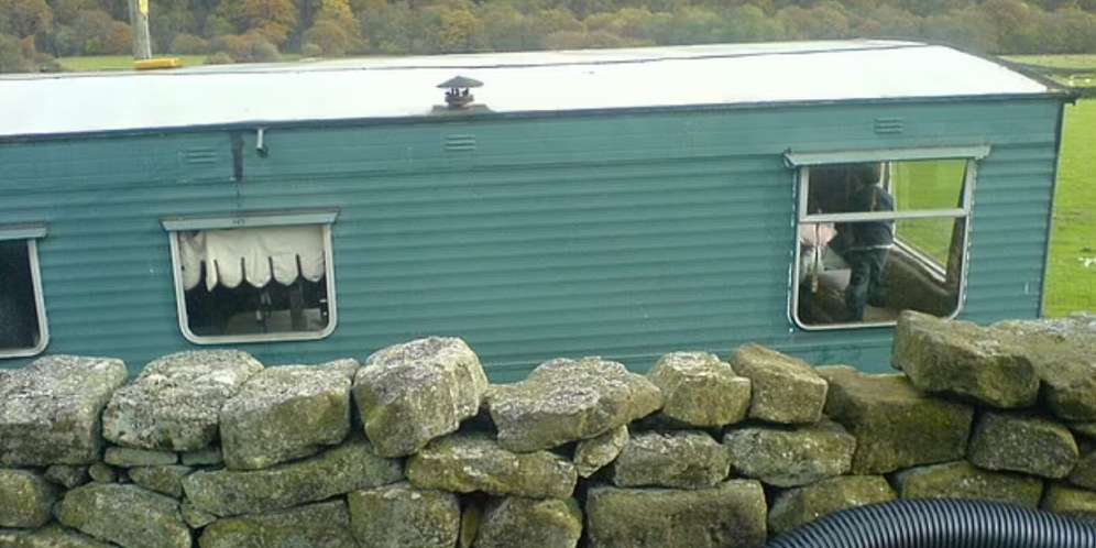 Caravan tempat tinggal Diana dan anak-anaknya.