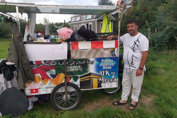 Pria jalan kaki dari Inggris ke Mekah untuk ibadah haji.
