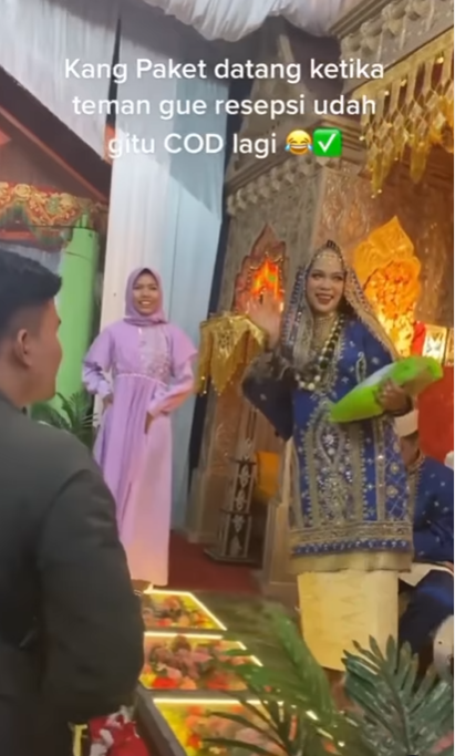 Kurir Terpaksa Terobos Pesta Pernikahan Demi Antar Paket, Berujung Ditawari Makan
