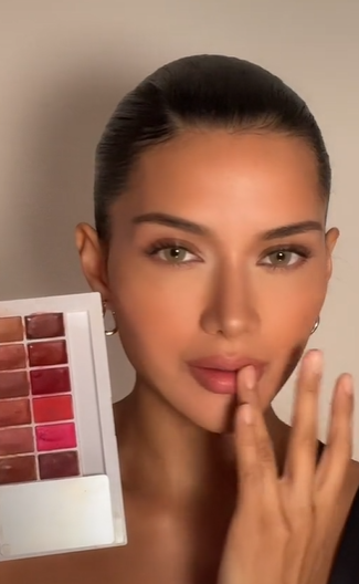 Memakai Lipstik