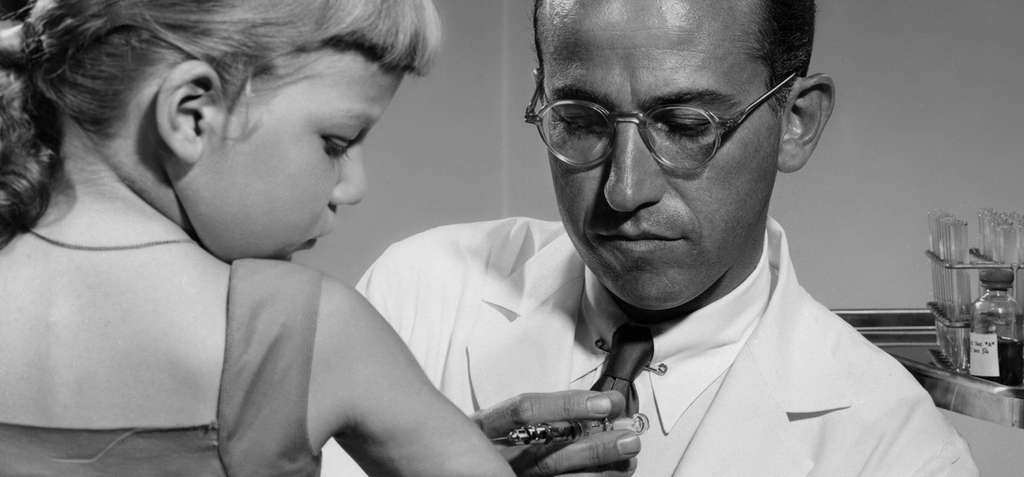 Jonas Salk saat menyuntik vaksin polio Jonas Salk saat menyuntik vaksin polio