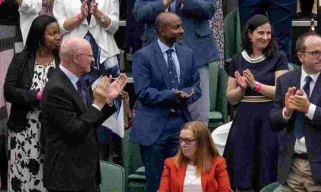 Sarah Gilbert saat menerima standing ovation di Stadion Wimbeldon