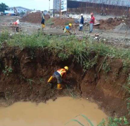 Viral pembukaan lahan proyek, pekerja temukan benda tak terduga.