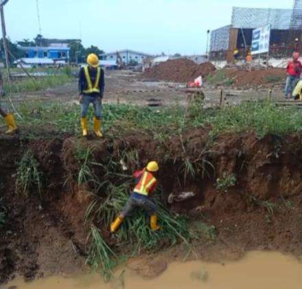 Viral pembukaan lahan proyek, pekerja temukan benda tak terduga.