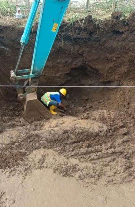 Viral pembukaan lahan proyek, pekerja temukan benda tak terduga.
