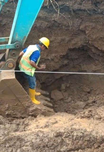 Viral pembukaan lahan proyek, pekerja temukan benda tak terduga.