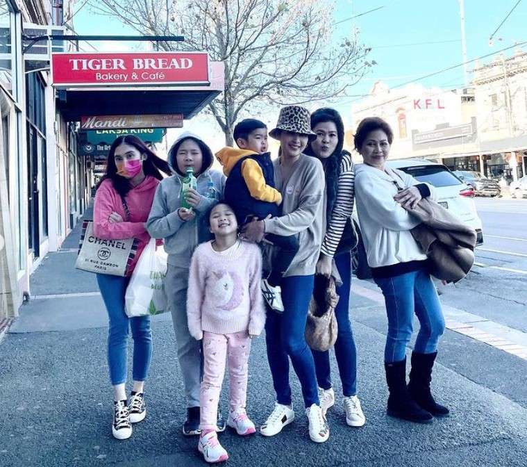 Liburan keluarga Sandra Dewi