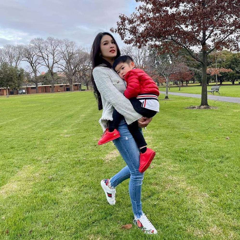 Liburan keluarga Sandra Dewi