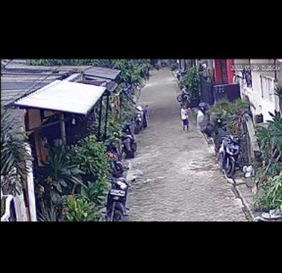 Mau menolong tetangga malah ikutan ditolong.