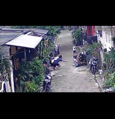 Mau menolong tetangga malah ikutan ditolong.