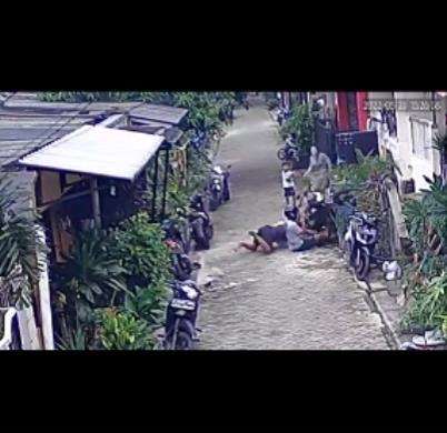 Mau menolong tetangga malah ikutan ditolong.