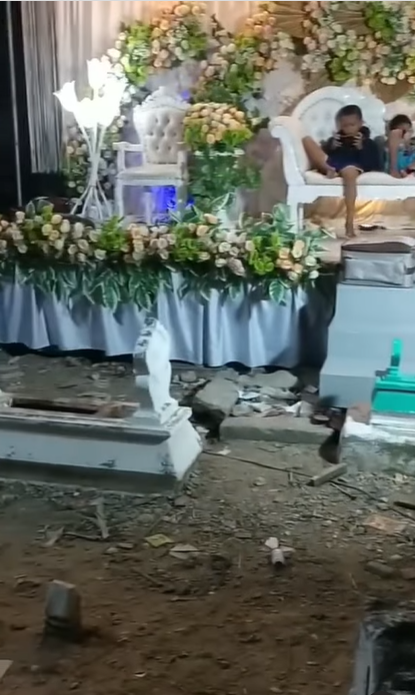 Pesta Pernikahan Digelar di Tengah Kuburan Pesta Pernikahan Digelar di Tengah Kuburan