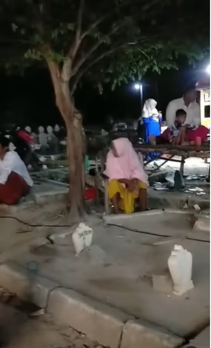 Pesta Pernikahan Digelar di Tengah Kuburan Pesta Pernikahan Digelar di Tengah Kuburan
