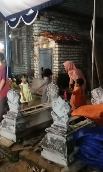 Pesta Pernikahan Digelar di Tengah Kuburan Pesta Pernikahan Digelar di Tengah Kuburan