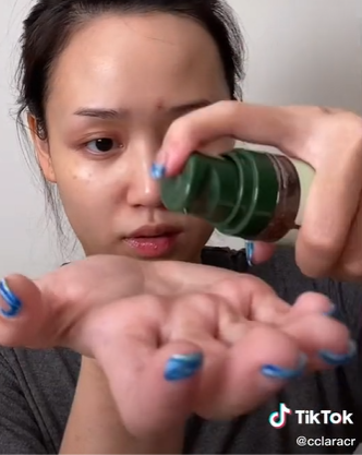 Memakai Face Oil