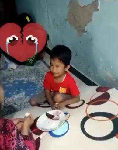 Mau ngakak tapi kasihan, bocah tangisi ikan lele goreng yang jadi lauk makannya.
