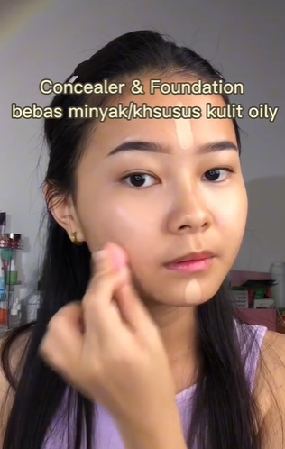 Memakai Base Makeup