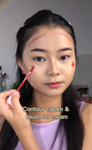Memakai Kontur dan Blush