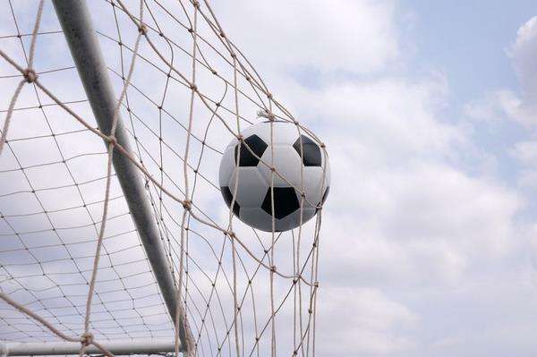 Pertandingan sepak bola berakhir dengan skor fantastis.
