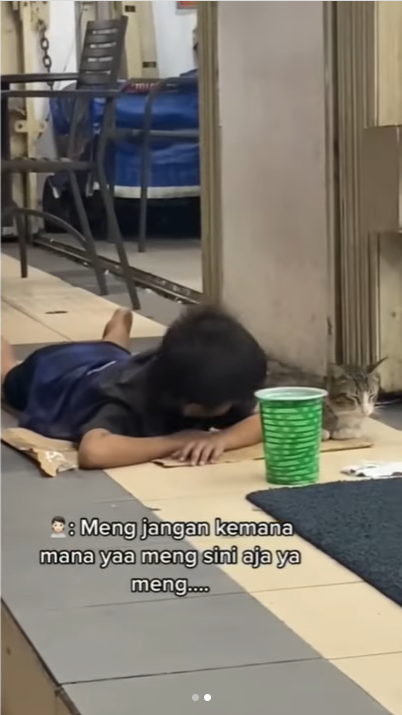 anak tidur di emperan minimarket