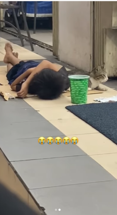 anak tidur di emperan minimarket