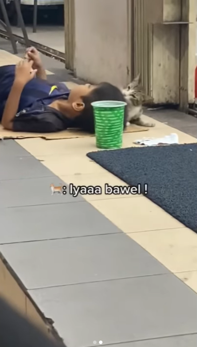 anak tidur di emperan minimarket