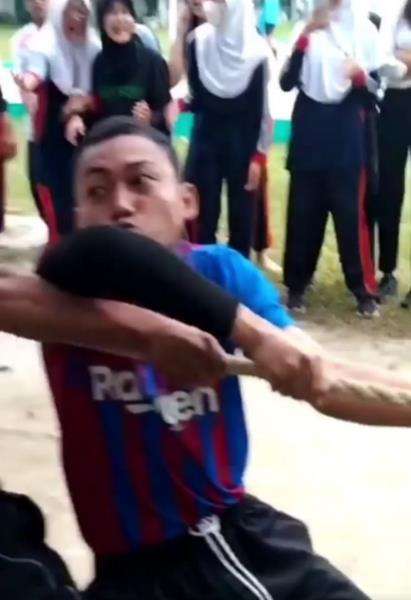 Ekspresi lucu peserta lomba tarik tambang.
