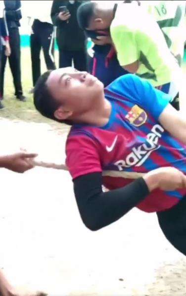 Ekspresi lucu peserta lomba tarik tambang.