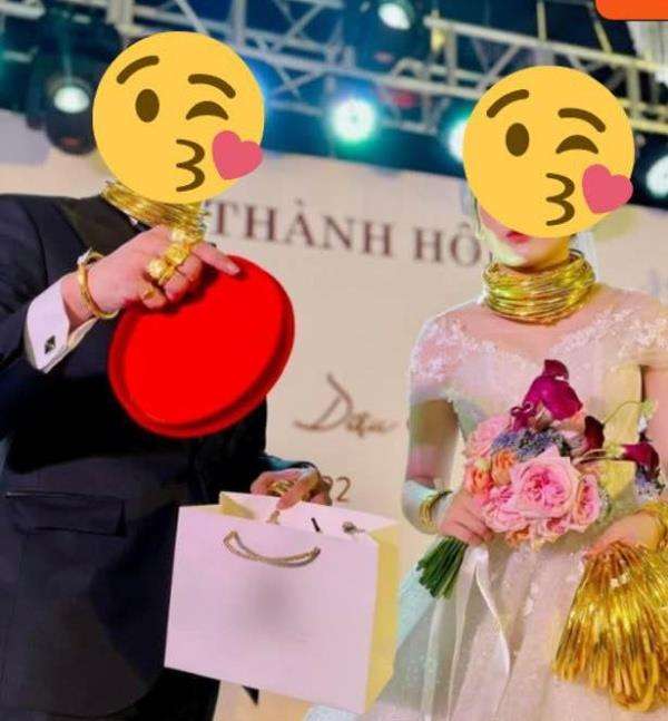 Pernikahan mewah bertabur emas.