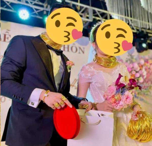 Pernikahan mewah bertabur emas.