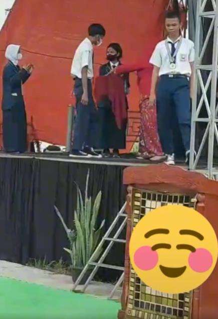 Siswa kepeleset saat turun panggung jadi tertawaan teman.