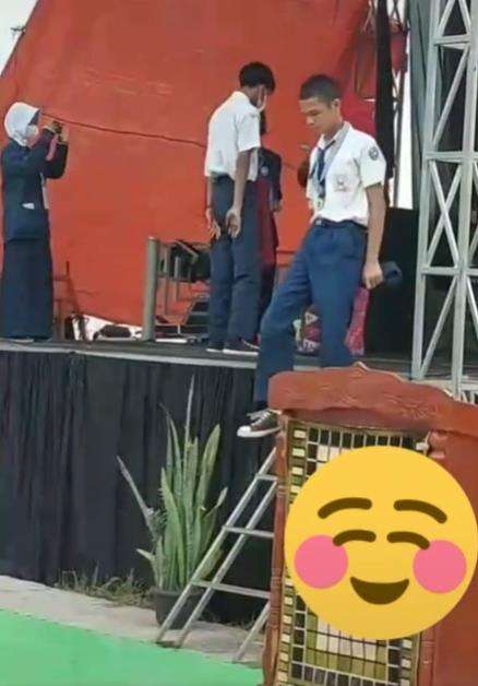 Siswa kepeleset saat turun panggung jadi tertawaan teman.