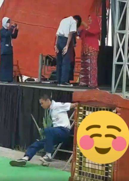 Siswa kepeleset saat turun panggung jadi tertawaan teman.
