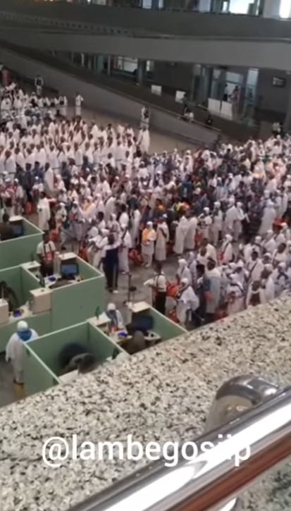 Ratusan Jemaah Haji Indonesia Lantunkan Sholawat Badar di Bandara Jeddah