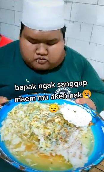 Porsi makan jumbo hampir satu nampan.