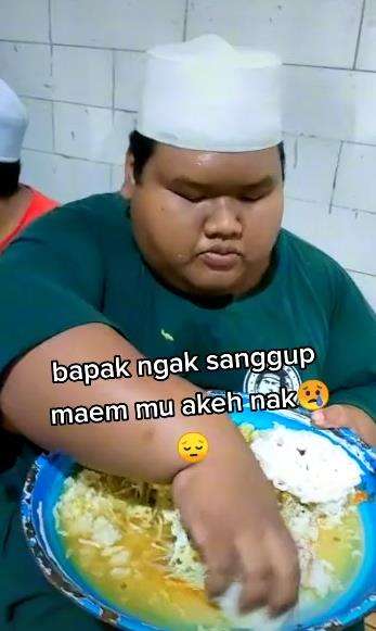 Porsi makan jumbo hampir satu nampan.