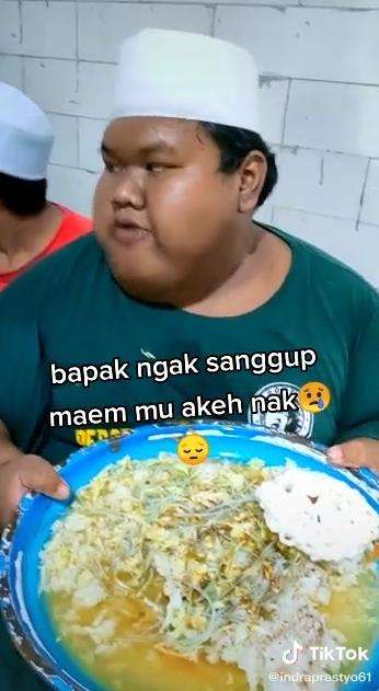 Porsi makan jumbo hampir satu nampan.