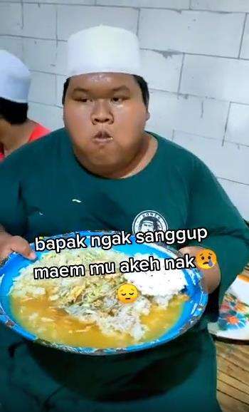 Porsi makan jumbo hampir satu nampan.