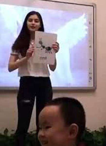 Guru TK cantik bikin emak-emak panas.