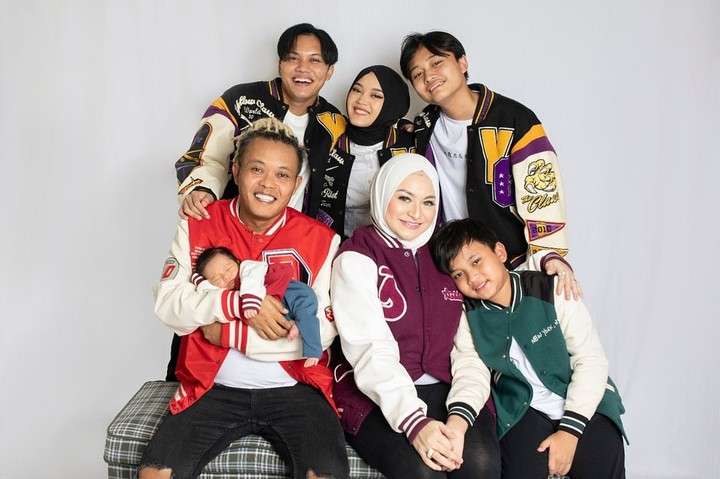 Sule bersama Nathalie dan Anak-anak mereka