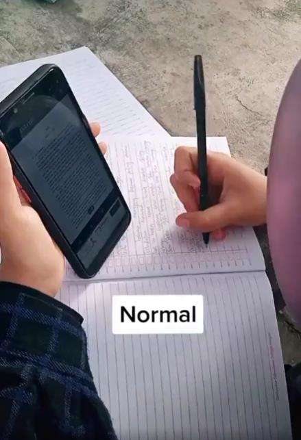 Viral tulis buku pakai tangan terbalik 180 derajat.