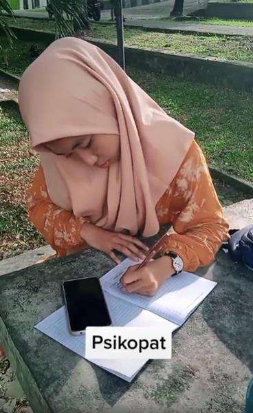 Viral tulis buku pakai tangan terbalik 180 derajat.