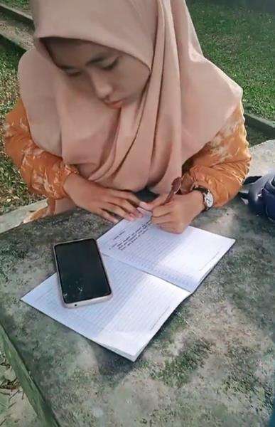Viral tulis buku pakai tangan terbalik 180 derajat.