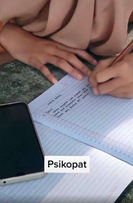 Viral tulis buku pakai tangan terbalik 180 derajat.