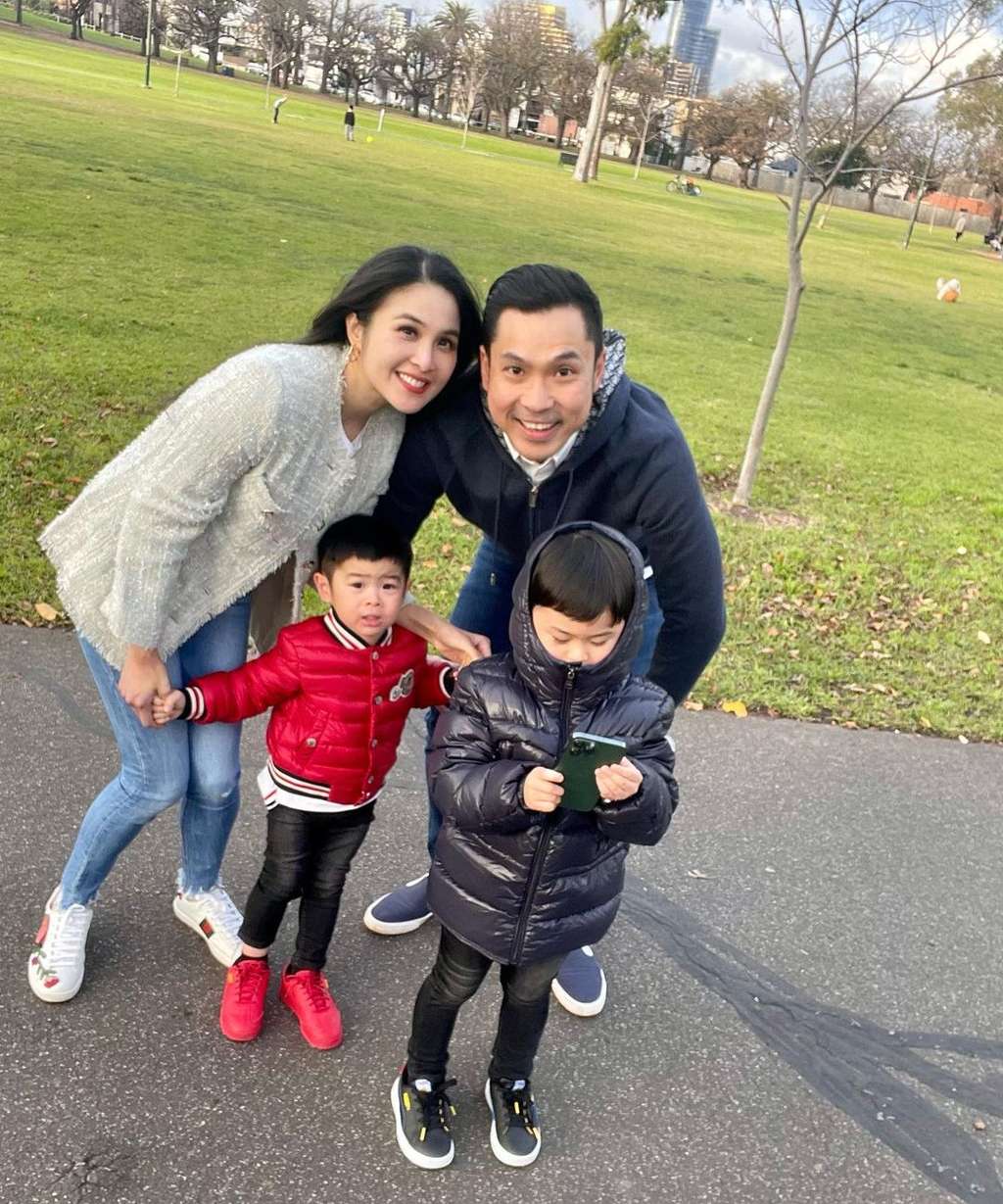 Sandra Dewi bersama suami dan kedua anaknya