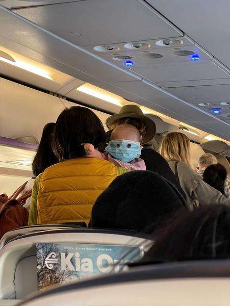 Foto bayi pakai masker orang dewasa.