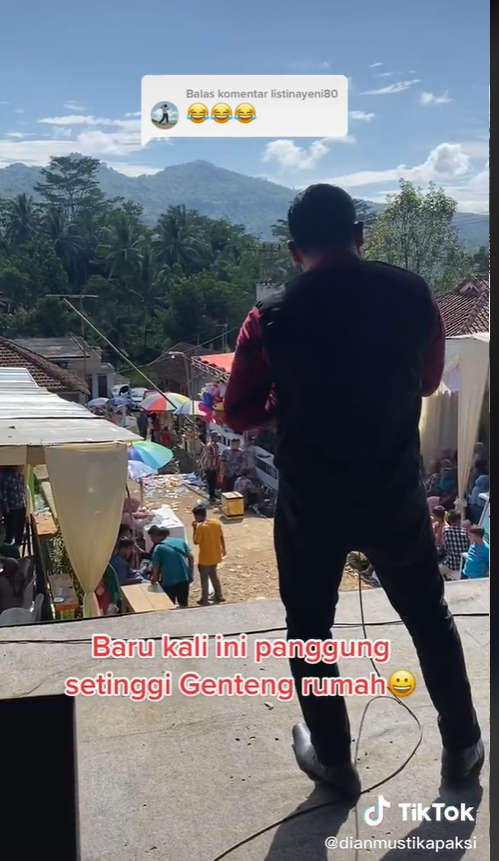 Viral Panggung di Pesta Pernikahan Setinggi Atap Rumah