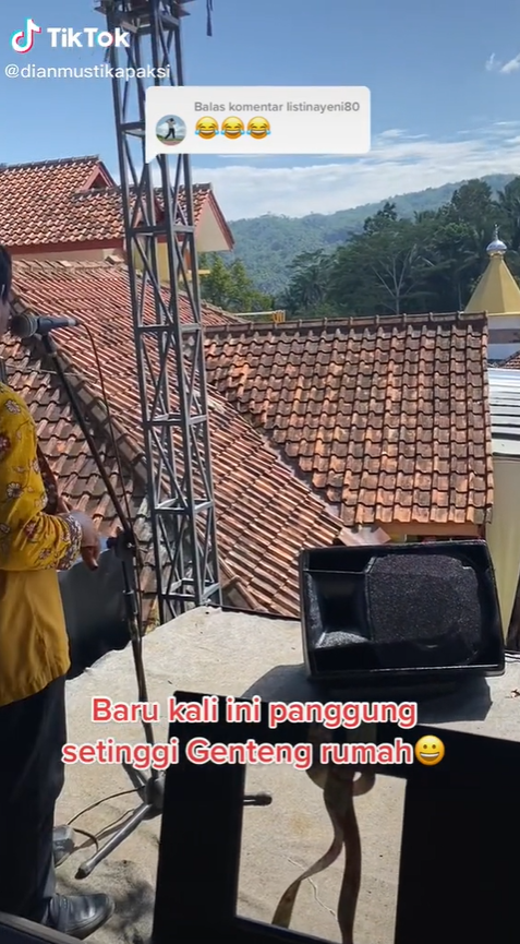 Viral Panggung di Pesta Pernikahan Setinggi Atap Rumah